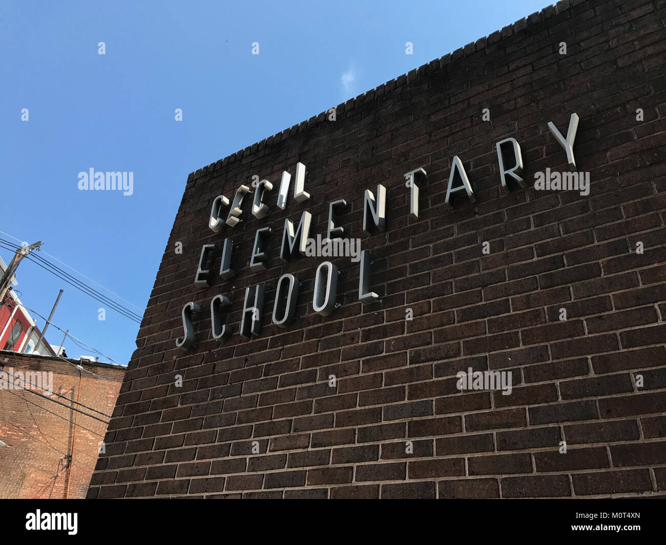 La Cecil Elementary School, situata a Baltimora, Maryland, è una scuola pubblica che serve la comunità locale. È noto per i suoi programmi educativi e l'impegno per lo sviluppo degli studenti. Foto Stock