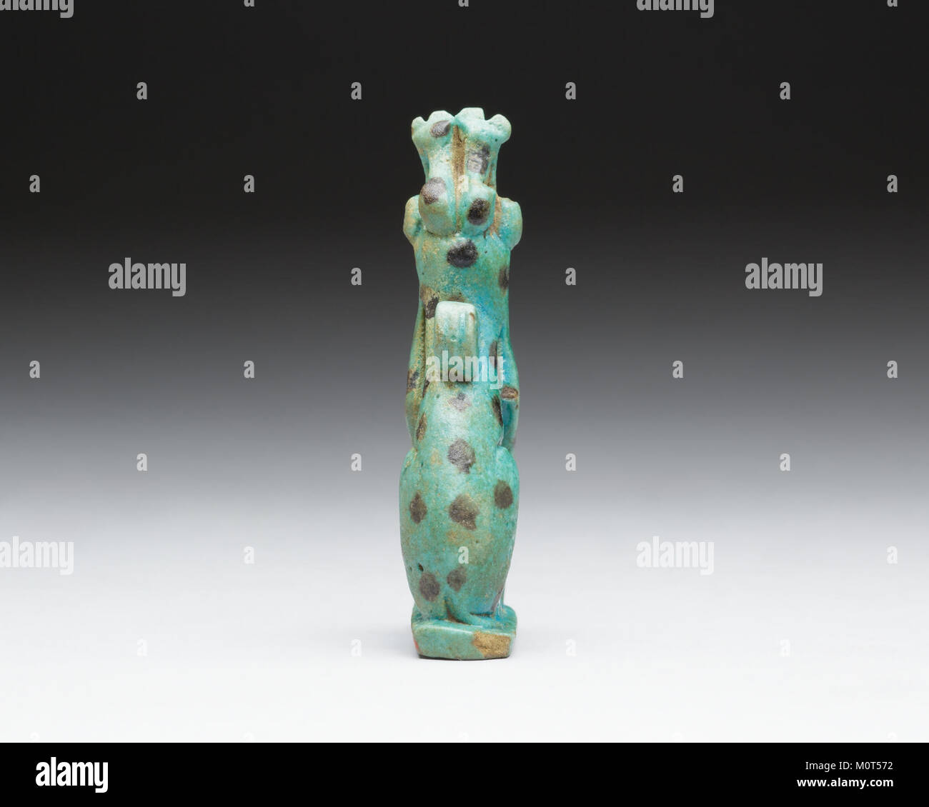 L'amuleto "Gatto con gattini", parte della collezione del Metropolitan Museum of Art (LC-45 2 EGDP026479), mostra l'antica artigianato. Si tratta di un esempio di arte a tema animale utilizzata in forma di amuleto, che offre un'idea delle culture antiche. Foto Stock