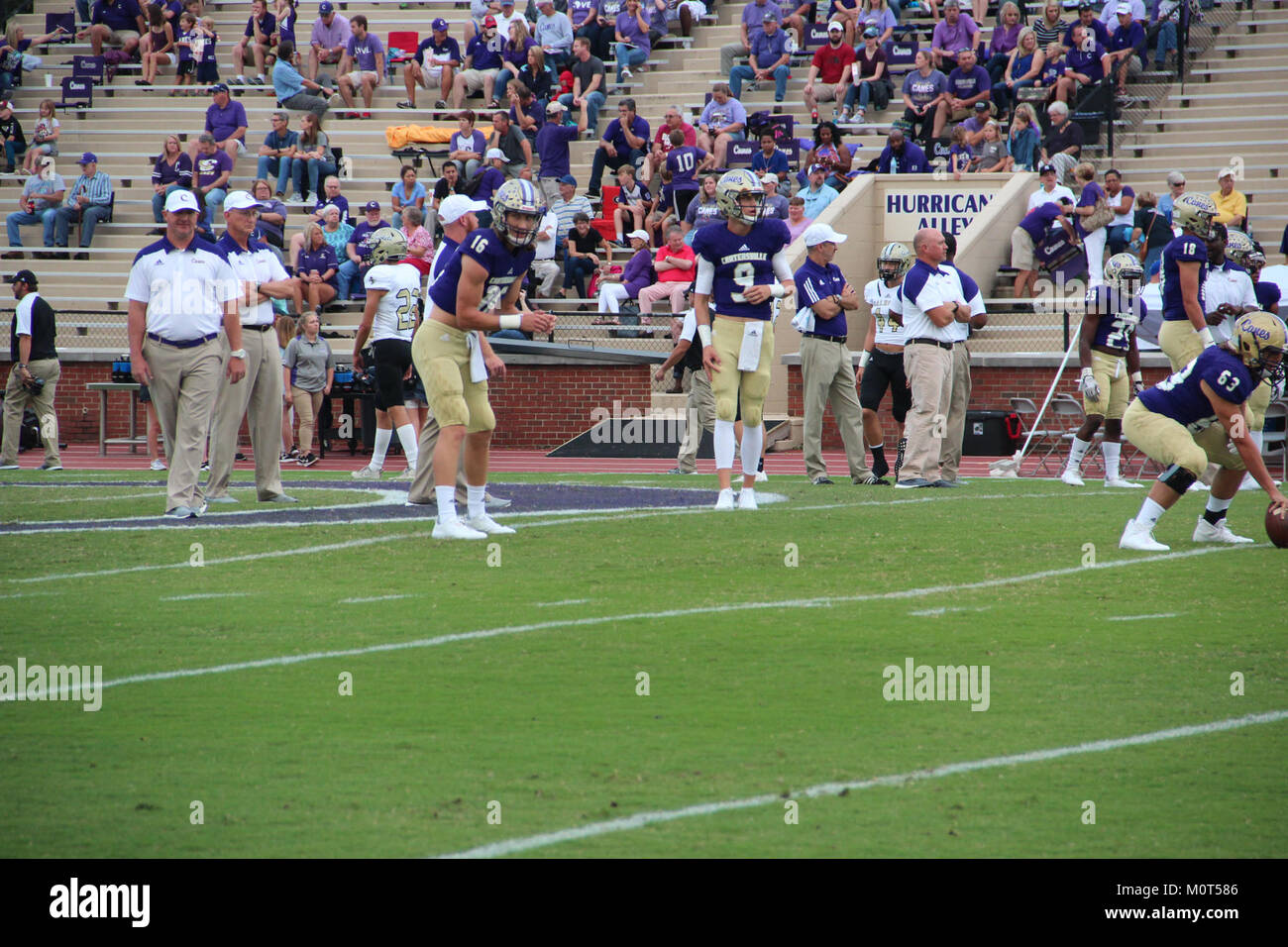 Una partita di football tra la Cartersville High School e la Calhoun High School nel 2017, che propone sport delle scuole superiori e gare sportive locali. Foto Stock