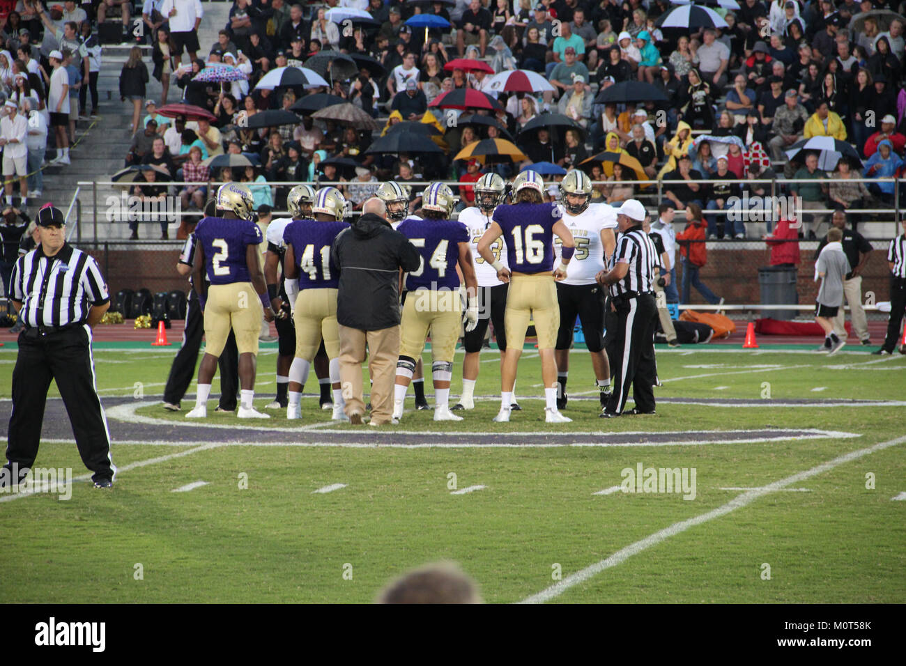 Questa immagine proviene da una partita di football tra la Cartersville High School e la Calhoun High School nel 2017. La partita faceva parte della stagione calcistica delle scuole superiori in Georgia, Stati Uniti. Foto Stock