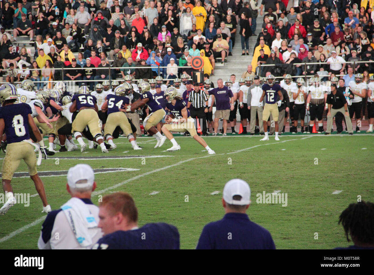 L'immagine mostra una partita di football tra la Cartersville High School e la Calhoun High School nel 2017, che mostra la competizione atletica e lo spirito scolastico dell'evento. Foto Stock