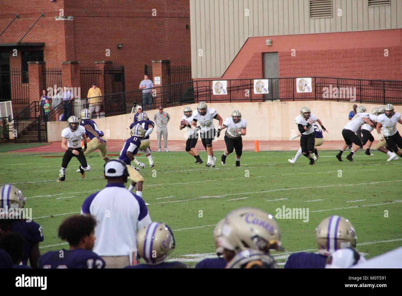 La partita di calcio del 2017 tra la Cartersville High School e la Calhoun High School ha caratterizzato un'intensa competizione, dimostrando l'abilità e la determinazione degli atleti in una rivalità calcistica delle scuole superiori. Foto Stock