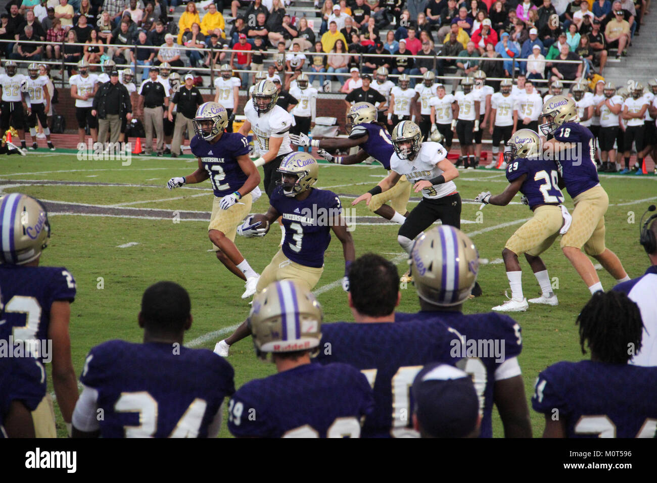 La partita di calcio del 2017 tra la Cartersville High School e la Calhoun High School mette in evidenza un'intensa rivalità calcistica delle scuole superiori, mettendo in evidenza il gioco competitivo e i momenti chiave della partita. Foto Stock