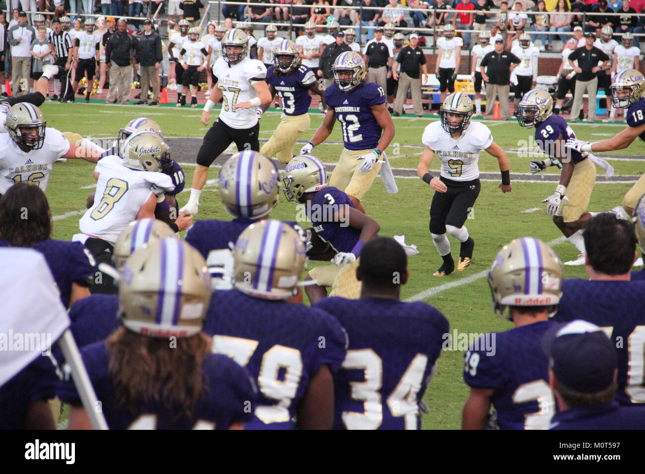 La partita di football del 2017 tra la Cartersville High School e la Calhoun High School ha caratterizzato un'intensa competizione, con entrambe le squadre che hanno dimostrato abilità atletiche e strategia di squadra. Questa partita fa parte della rivalità tra le due scuole in Georgia. Foto Stock