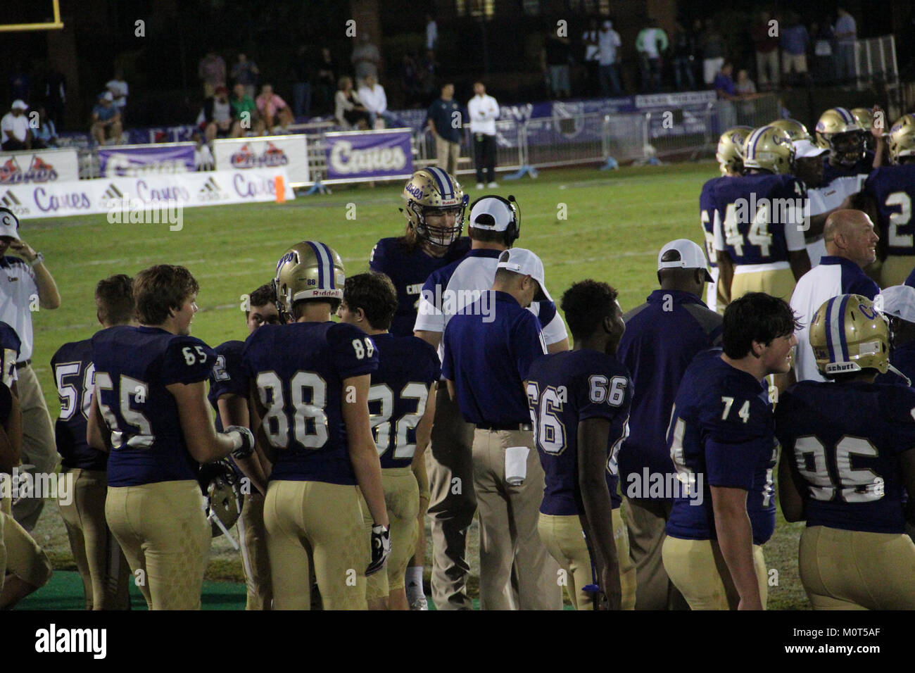 La partita di football del 2017 tra la Cartersville High School e la Calhoun High School fu una notevole rivalità nelle scuole superiori in Georgia. Il gioco ha evidenziato un'intensa competizione tra le squadre. Foto Stock