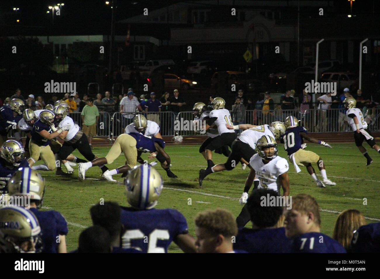 La partita di football delle scuole superiori del 2017 tra la Cartersville High School e la Calhoun High School fu una partita competitiva, che mostrò talenti atletici regionali e rivalità scolastiche. Foto Stock