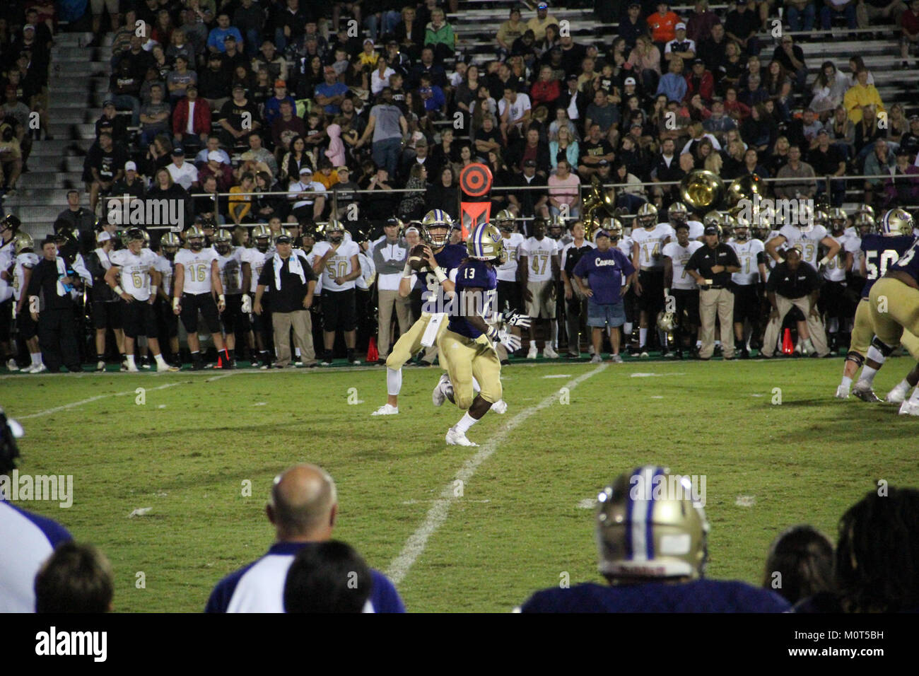 Una foto della partita di calcio del 2017 tra la Cartersville High School e la Calhoun High School, che mostra l'intensa competizione e lo spirito scolastico. Foto Stock