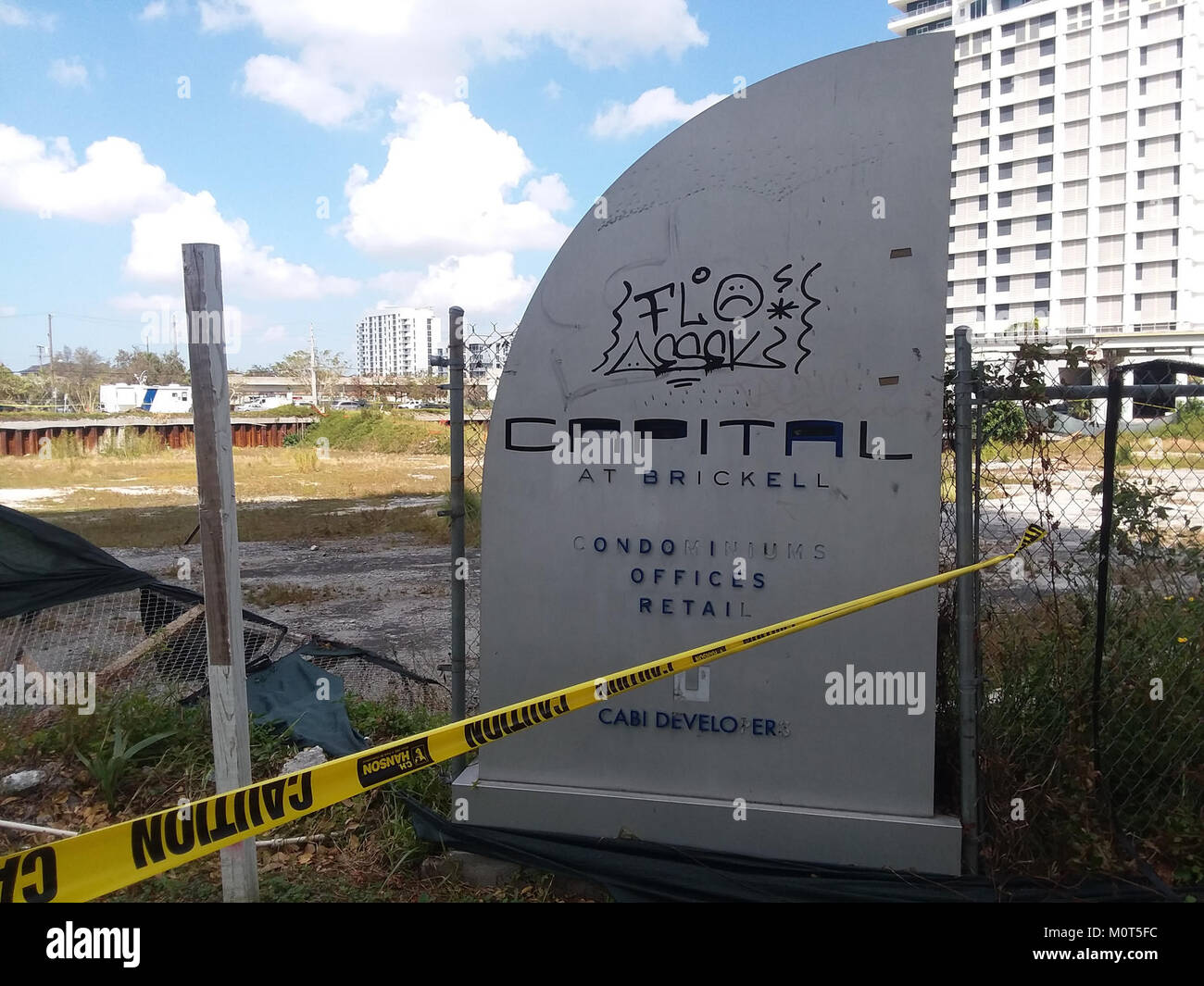 Il cartello Capital at Brickell a Miami dopo l'uragano Irma nel 2017 mostra la resilienza e gli sforzi di recupero nell'area, segnando un momento chiave nella storia della ricostruzione della città. Foto Stock