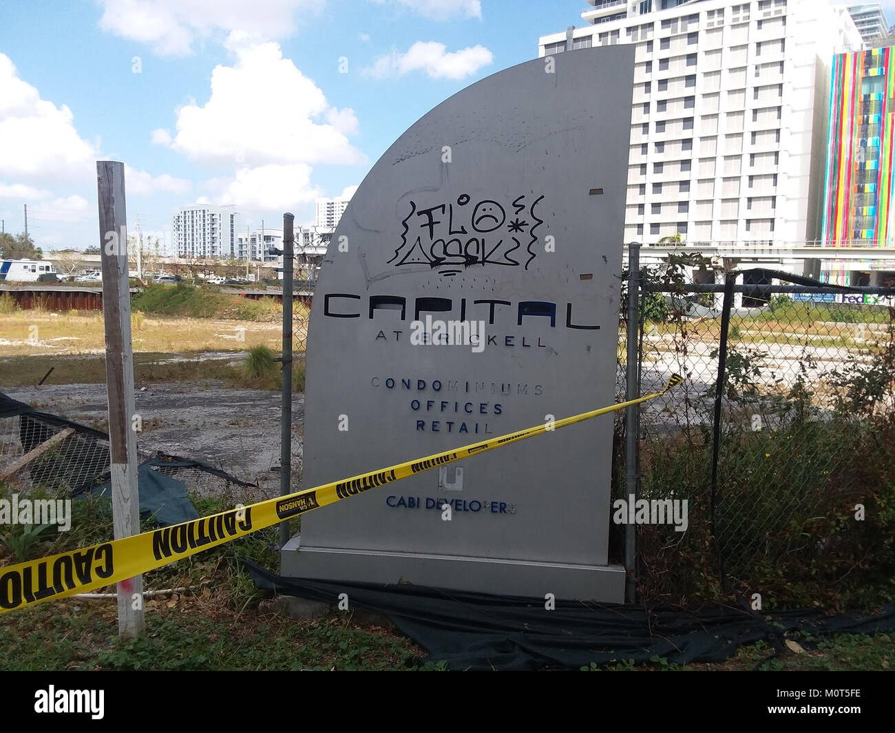 Il cartello Capital at Brickell a Miami, Florida, mostra i danni causati dall'uragano Irma nel settembre 2017. La tempesta ha causato notevoli disagi nella regione e la foto cattura le condizioni post-tempesta dell'edificio. Foto Stock