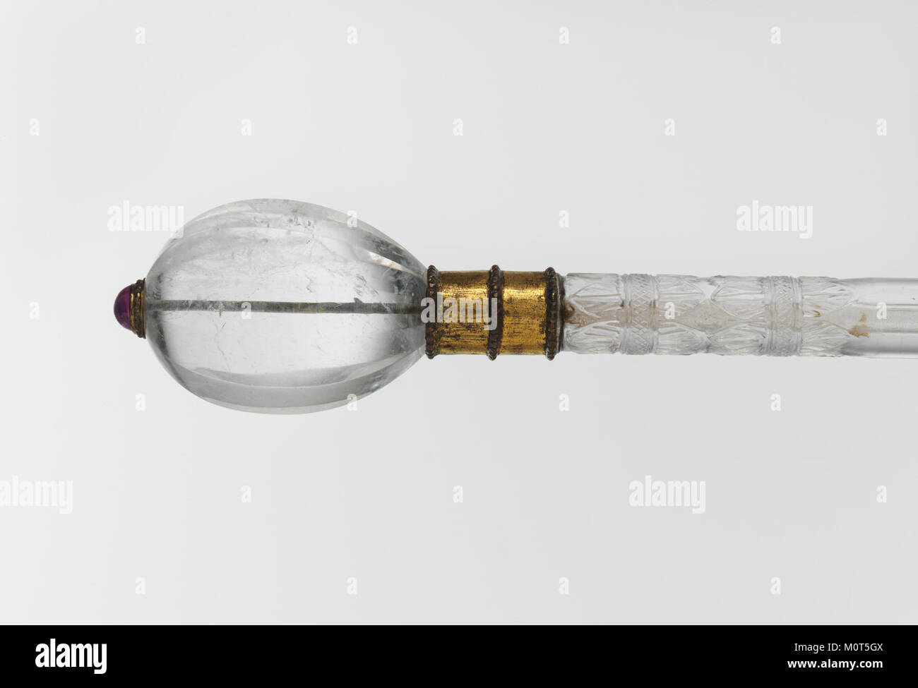 Il Ceremonial Mace, ospitato nel Metropolitan Museum of Art, è un oggetto simbolico utilizzato nelle cerimonie formali. Il suo design spesso riflette le tradizioni e il significato culturale dell'istituzione o del governo che rappresenta. Foto Stock