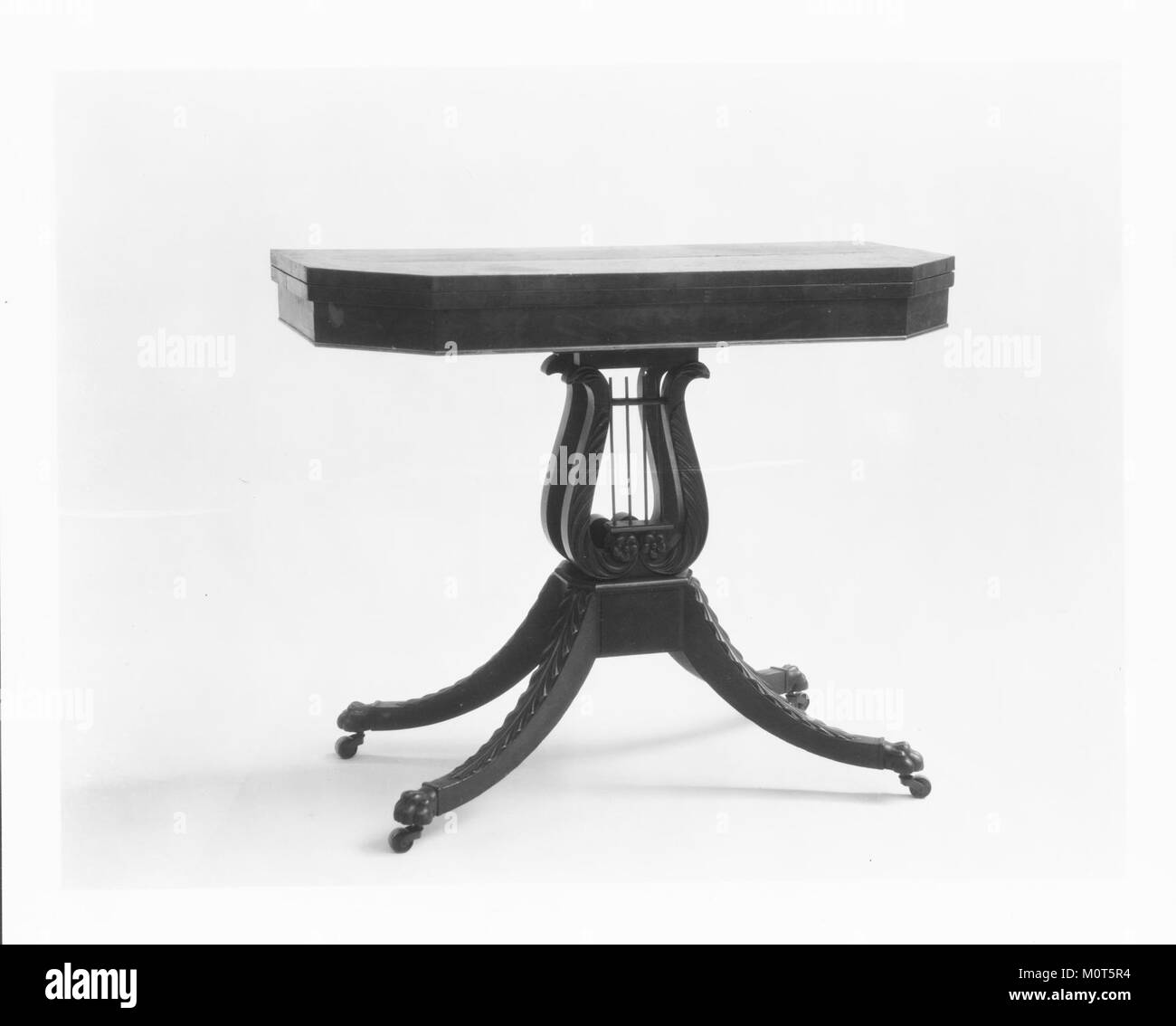 Fotografia intitolata "Card Table MET 82725", raffigurante un tavolo da carte, forse parte della collezione del Metropolitan Museum of Art, che ne evidenzia il design e il valore artistico. Foto Stock