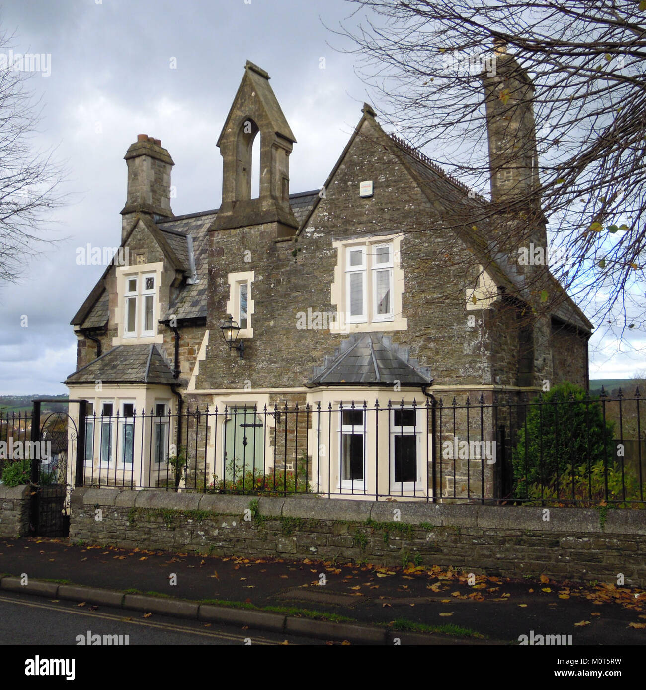 Una fotografia del Cemetery Lodge al Cimitero di Barnstaple, che mette in risalto il suo stile architettonico e il suo significato storico. Foto Stock