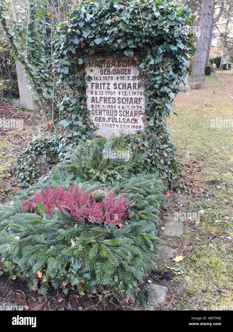 Questa immagine cattura un cimitero ad Apolda, Germania, del 1991. Probabilmente mette in mostra il significato storico e culturale del luogo di sepoltura nel contesto della storia della città. Foto Stock