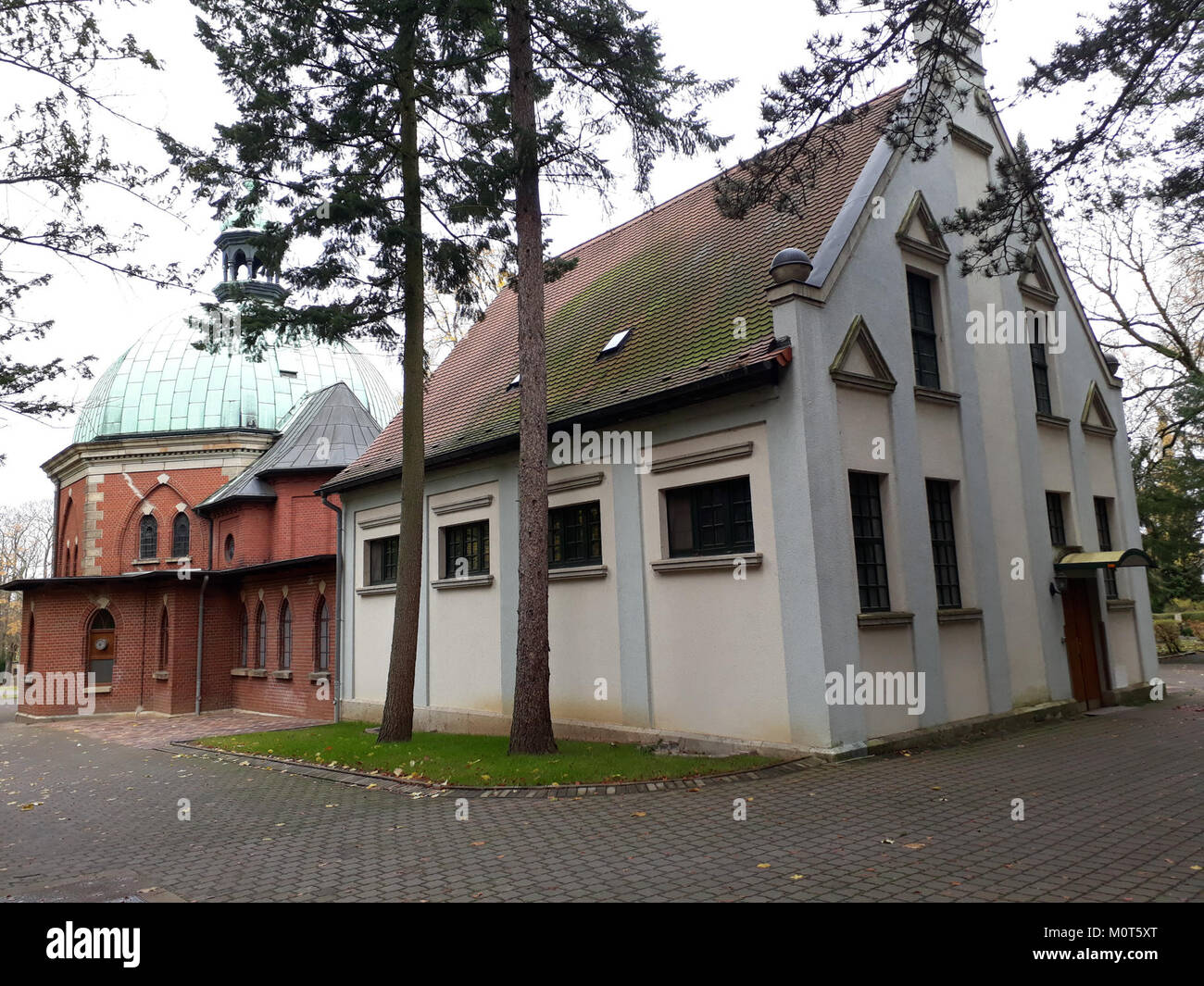 Il cimitero di Apolda, in Germania, ha un significato storico ed è noto per la sua architettura unica e le lapidi. Riflette il paesaggio culturale e storico della regione, con tombe risalenti al XIX secolo. Foto Stock