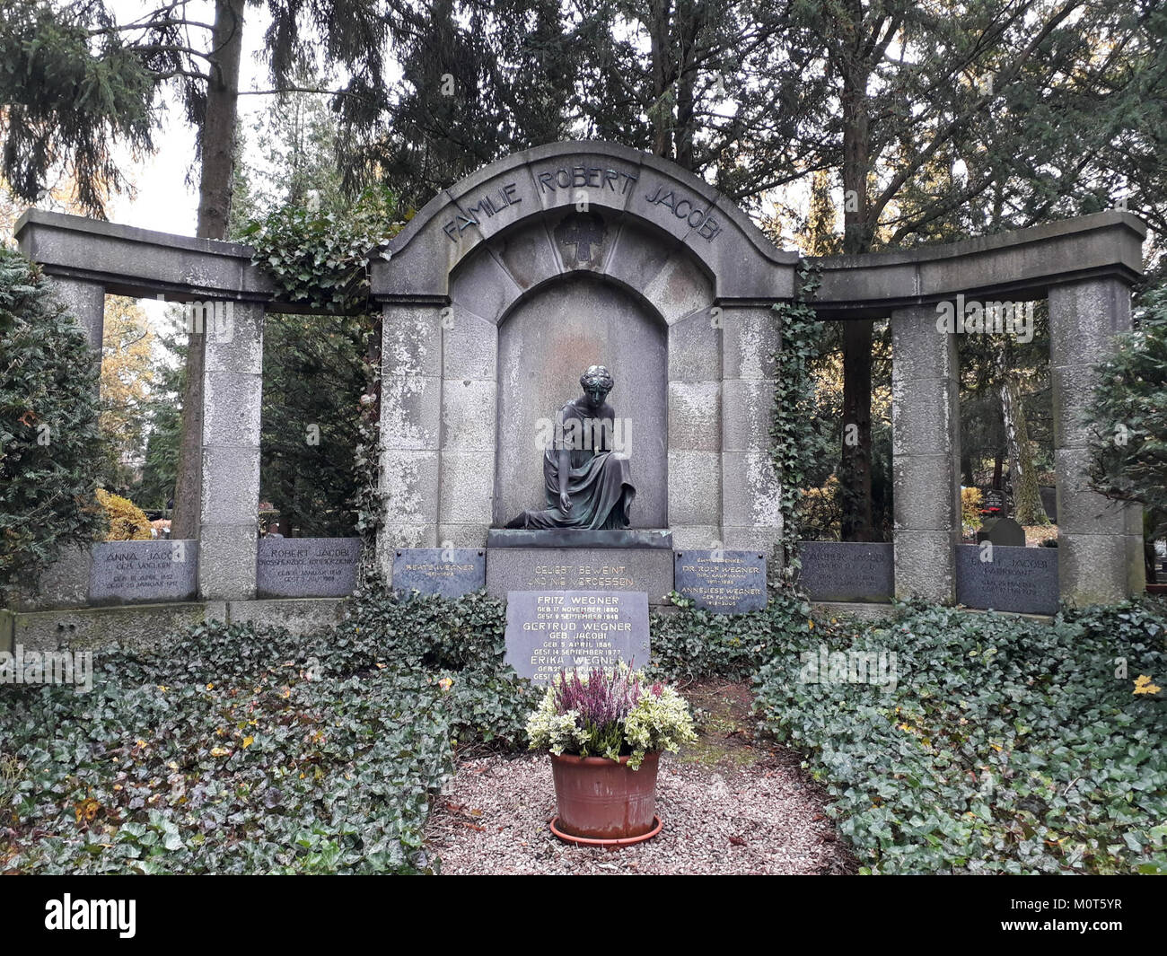 Questo cimitero, situato ad Apolda, in Germania, è noto per il suo significato storico ed è un luogo di riflessione e memoria. Rappresenta la storia locale e il patrimonio culturale. Foto Stock
