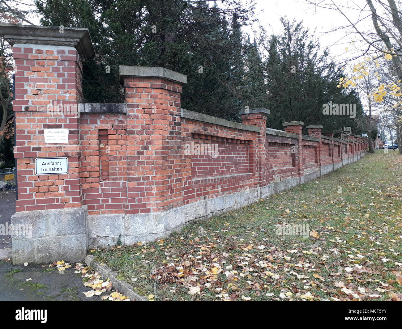 Una fotografia di un cimitero ad Apolda, Germania, scattata nel 1959. L'immagine riflette l'atmosfera cupa e storica del sito, preservando la memoria di coloro che sono sepolti nella regione. Foto Stock
