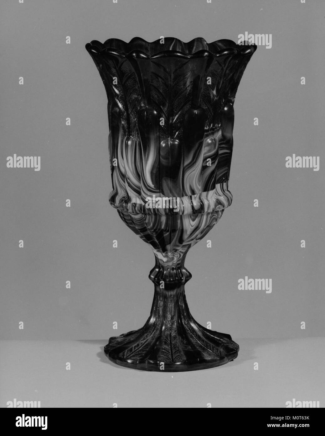 Questo vaso Celery, parte della collezione MET, è un esempio di raffinata lavorazione artigianale della porcellana del XIX secolo. Presenta dettagli delicati e riflette le tendenze artistiche del suo periodo. Foto Stock Questo vaso Celery, parte della collezione MET, è un esempio di raffinata lavorazione artigianale della porcellana del XIX secolo. Presenta dettagli delicati e riflette le tendenze artistiche del suo periodo. Foto Stock