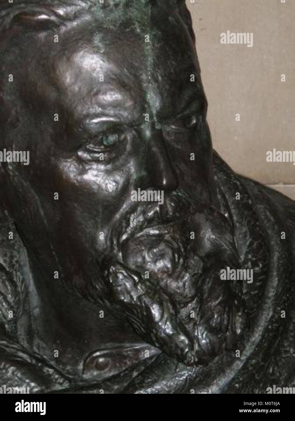 Un busto di Frank Brangwyn, un artista britannico, situato a Cardiff. Questa scultura fa parte della collezione d'arte pubblica e onora i contributi di Brangwynâ alle arti del XX secolo. Foto Stock