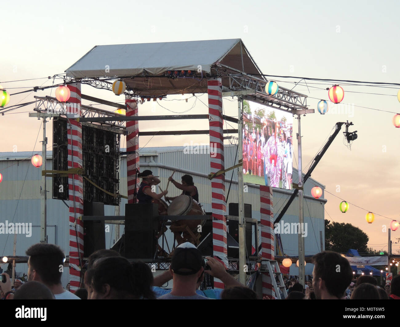 Il Centro Bon odori 2018 ospita l'annuale festival Bon odori, celebrato per onorare gli spiriti degli antenati. Il festival comprende danze tradizionali giapponesi e attività della comunità, segnando un significativo evento culturale in molte comunità giapponesi. Foto Stock