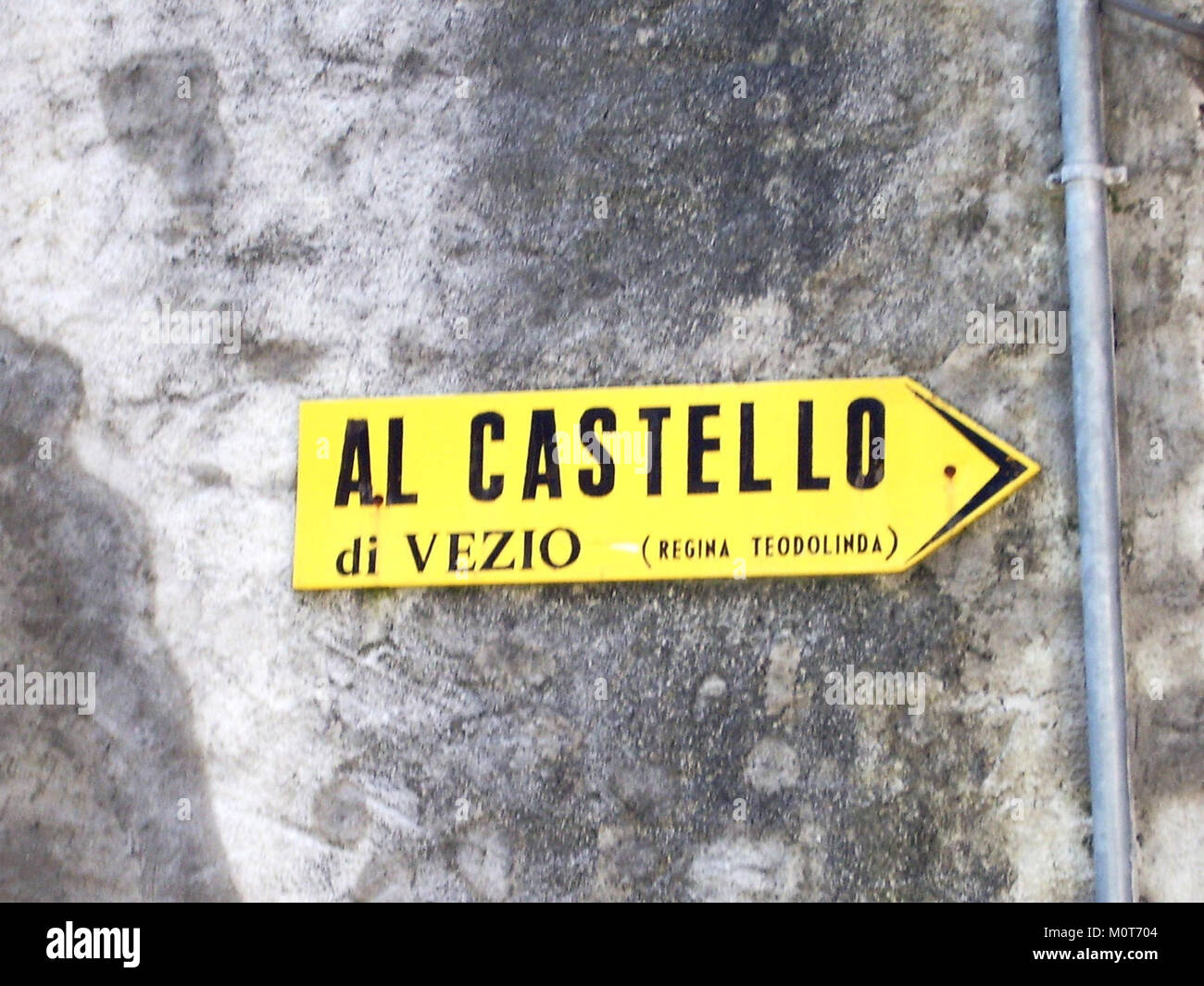 Il Castello di Vezio è un castello storico situato in Italia, noto per le sue viste mozzafiato sul Lago di Como. Il castello è storicamente significativo per la sua associazione con la regina Teodolinda. Il segno menziona il nome della regina, che ha svolto un ruolo importante nella storia della regione ed è celebrata per i suoi contributi culturali e religiosi durante il suo regno. Foto Stock