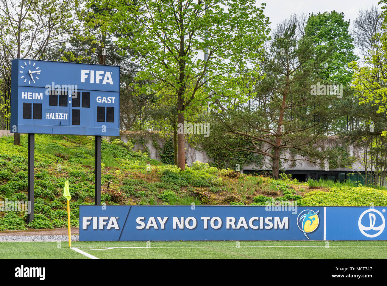 Dire no al razzismo motto nel parco del quartier generale della FIFA. Zurich, Svizzera Foto Stock