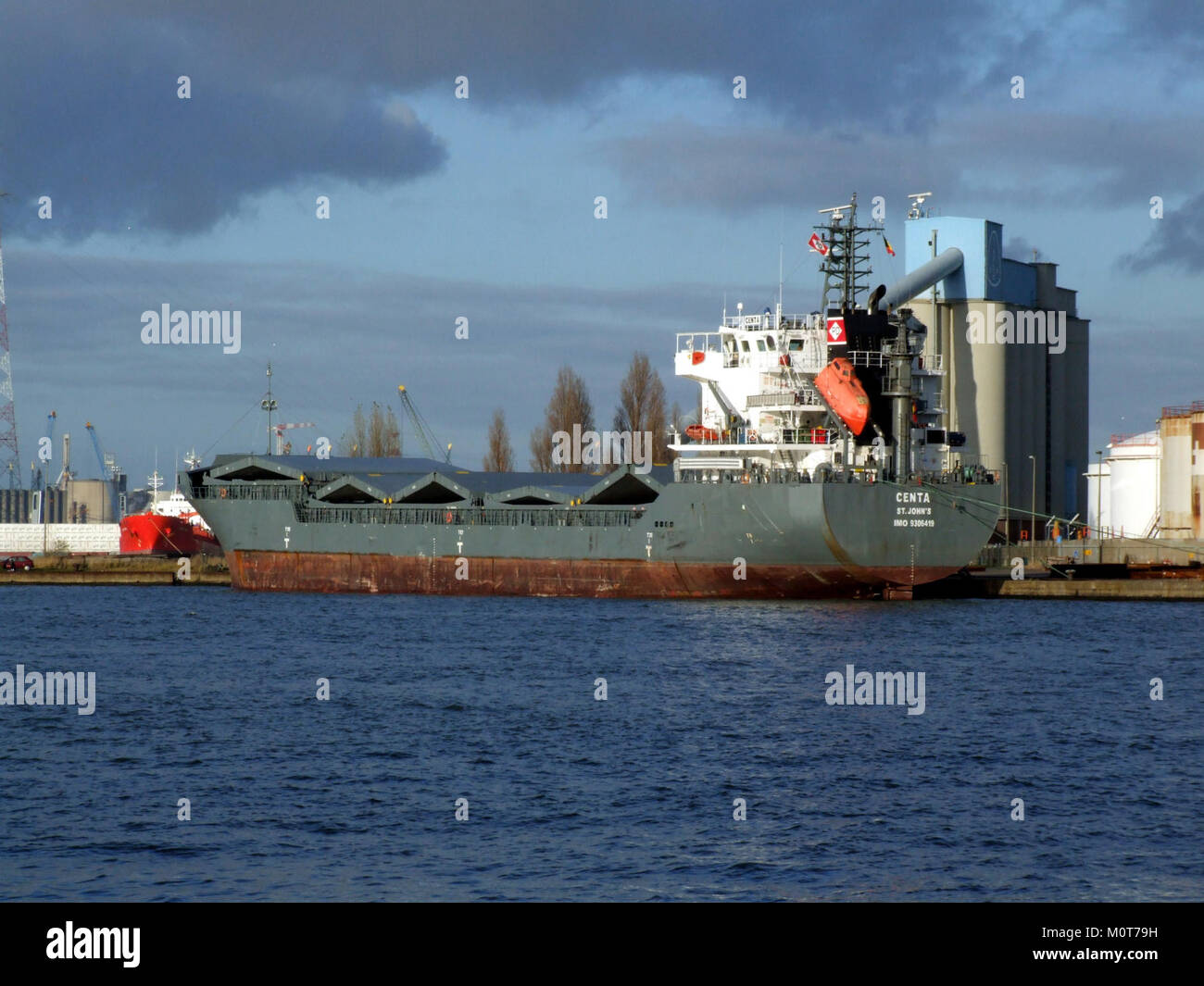 La nave Centa, con numero IMO 9306419, è raffigurata nel porto di Anversa, Belgio. Questa nave da carico opera nel commercio internazionale, trasportando merci attraverso vari porti globali. Foto Stock