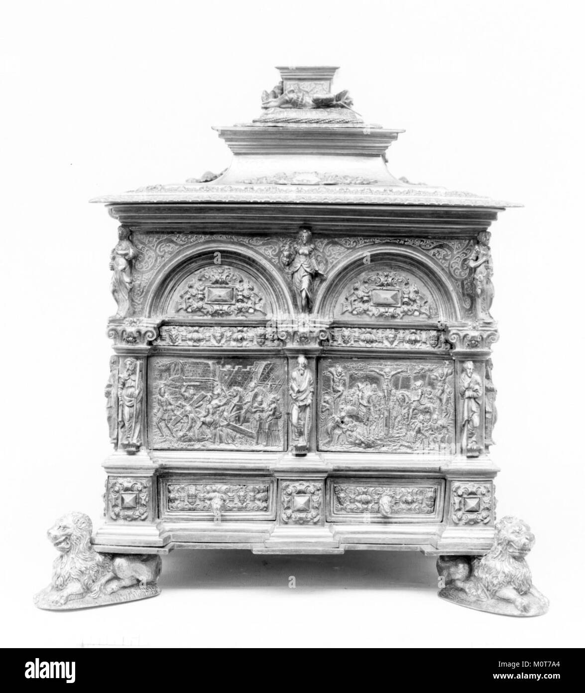 Questo cofanetto, catalogato come MET 39585, fa parte della collezione del Metropolitan Museum of Art Presenta un design e un artigianato intricati, che riflettono il suo significato culturale e storico. Foto Stock