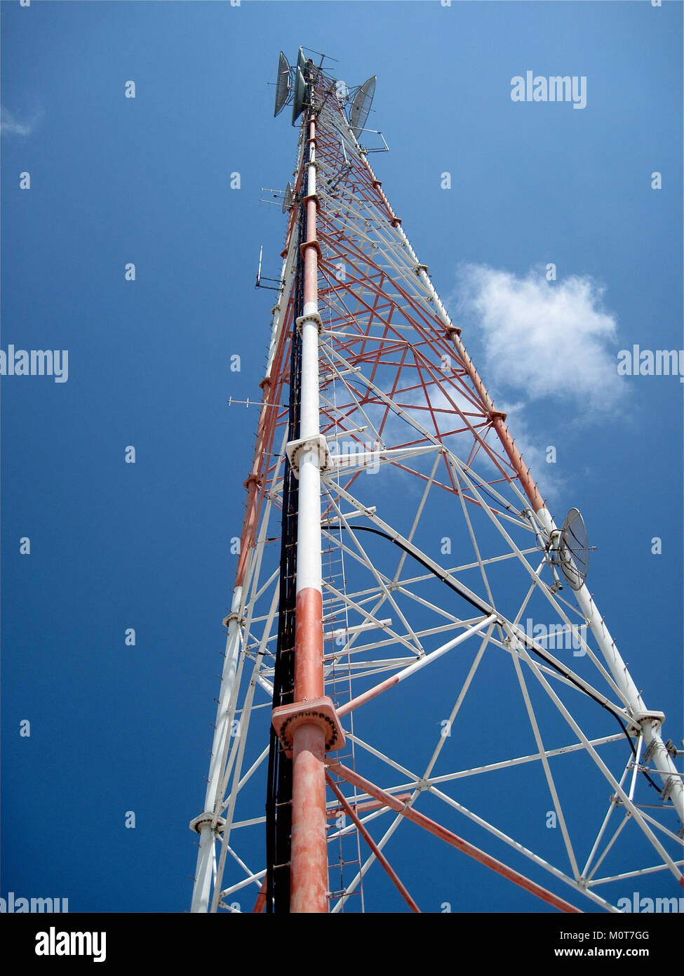 Una torre cellulare situata su Staniel Cay, parte delle isole Exuma nelle Bahamas, fornisce copertura per le telecomunicazioni alla zona, supportando sia la gente del posto che i turisti in questa remota regione. Foto Stock