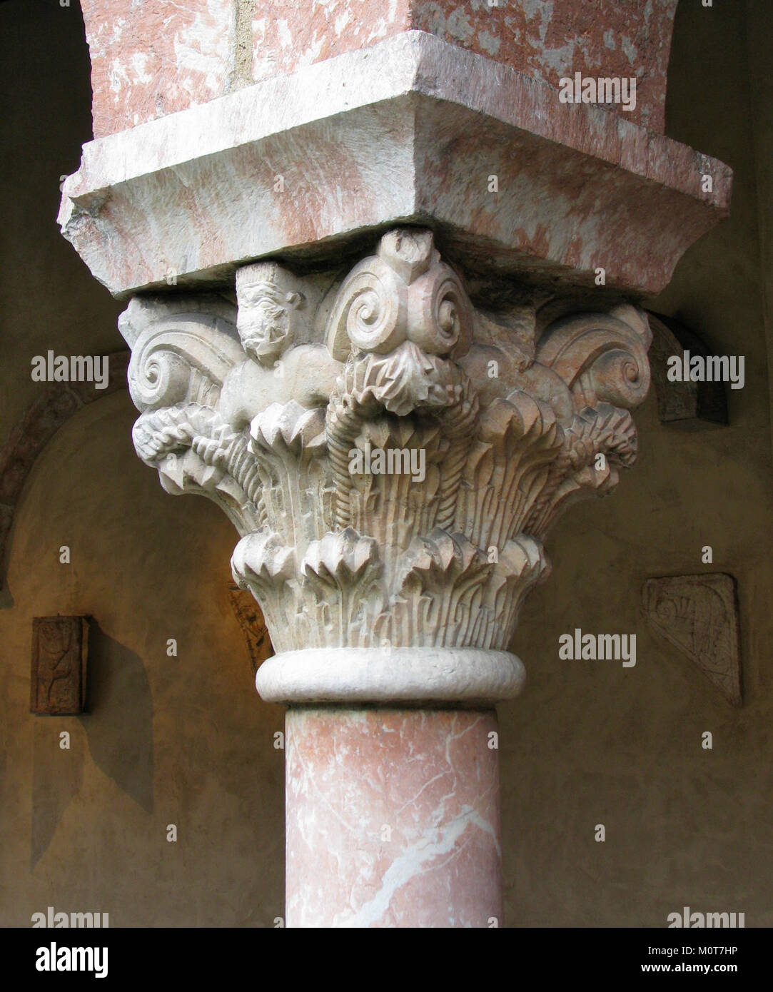 Capital MET CDI25-120-633 è un modello di trasformatore elettrico di alta qualità utilizzato in applicazioni industriali. È progettato per fornire una distribuzione efficiente dell'alimentazione per vari settori industriali. Foto Stock