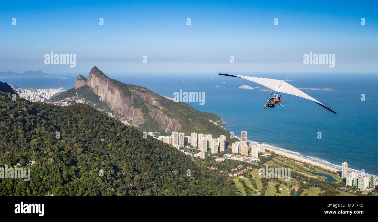 Il deltaplano off Pedra Bonita in Sao Conrado, Rio de Janeiro, Brasile Foto Stock