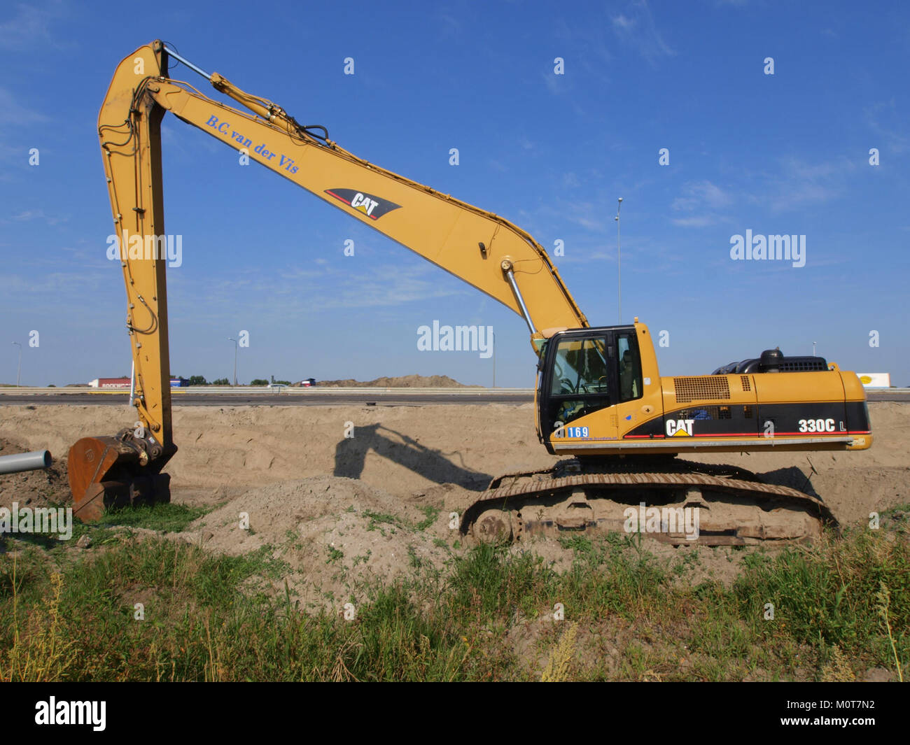 Caterpillar C330CL è una macchina da costruzione avanzata nota per la sua efficienza e potenza, utilizzata in attività gravose come scavo e movimento terra. Foto Stock