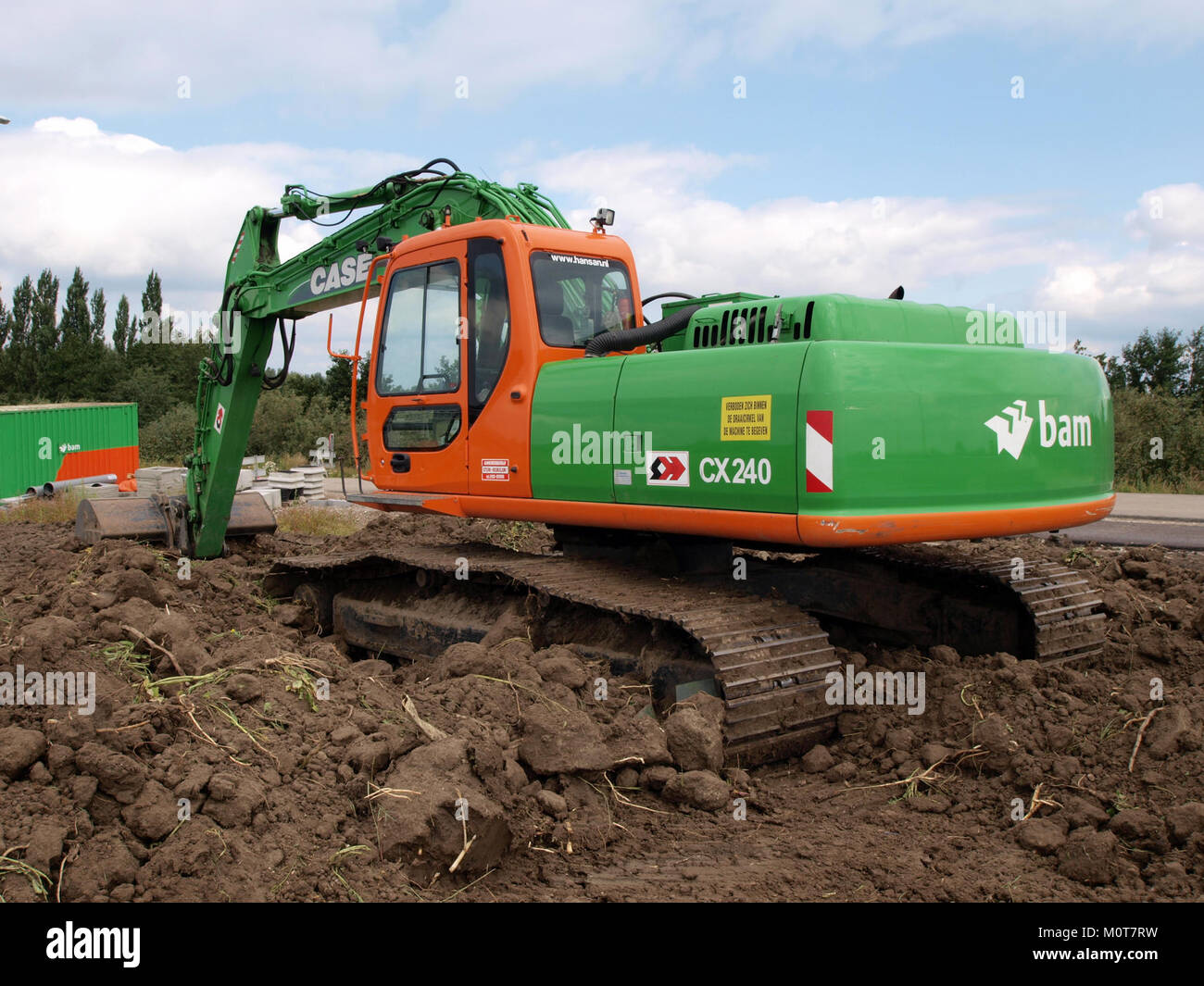 Il Case CX240 è un tipo di escavatore di proprietà di BAM, una società di costruzioni. La macchina viene utilizzata in vari progetti di costruzione e scavo, contribuendo allo sviluppo di infrastrutture su larga scala. Foto Stock