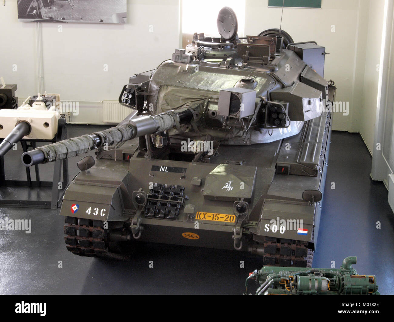 Il Centurion Mk. 5-2 KX-15-20 è una variante del carro armato Centurion, originariamente utilizzato dall'esercito britannico e successivamente modificato. Questa particolare unità, precedentemente a Seedorf, in Germania, fa parte della storia militare e dello sviluppo di carri armati, mostrando l'evoluzione della tecnologia dei veicoli blindati durante la metà del XX secolo. Foto Stock