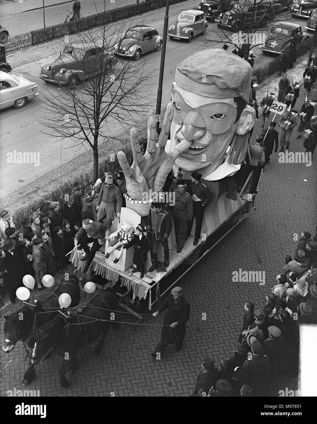 Il Carnavalsoptocht di Den Bosch è una tradizionale processione di carnevale che si tiene nella città di Den Bosch, caratterizzata da vibranti carri allegorici, costumi e celebrazioni durante l'annuale festival di carnevale nei Paesi Bassi. Foto Stock