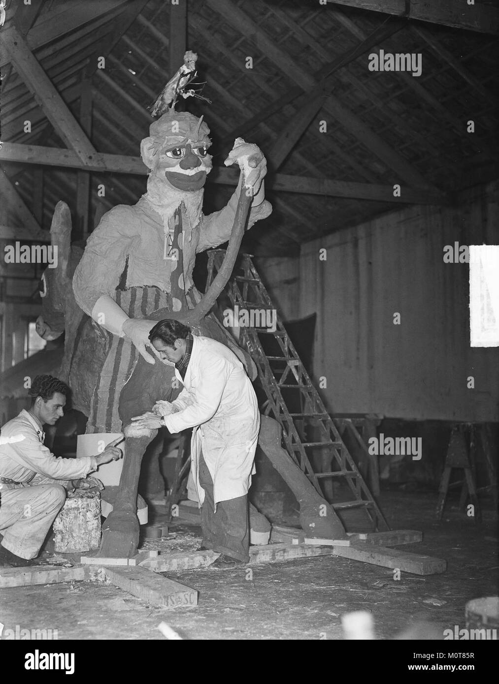 Una fotografia che documenta i preparativi per l'evento Carnaval a Den Bosch, Paesi Bassi. L'immagine cattura le attività e l'atmosfera che circondano il festival, mostrando la vibrante celebrazione culturale. Foto Stock