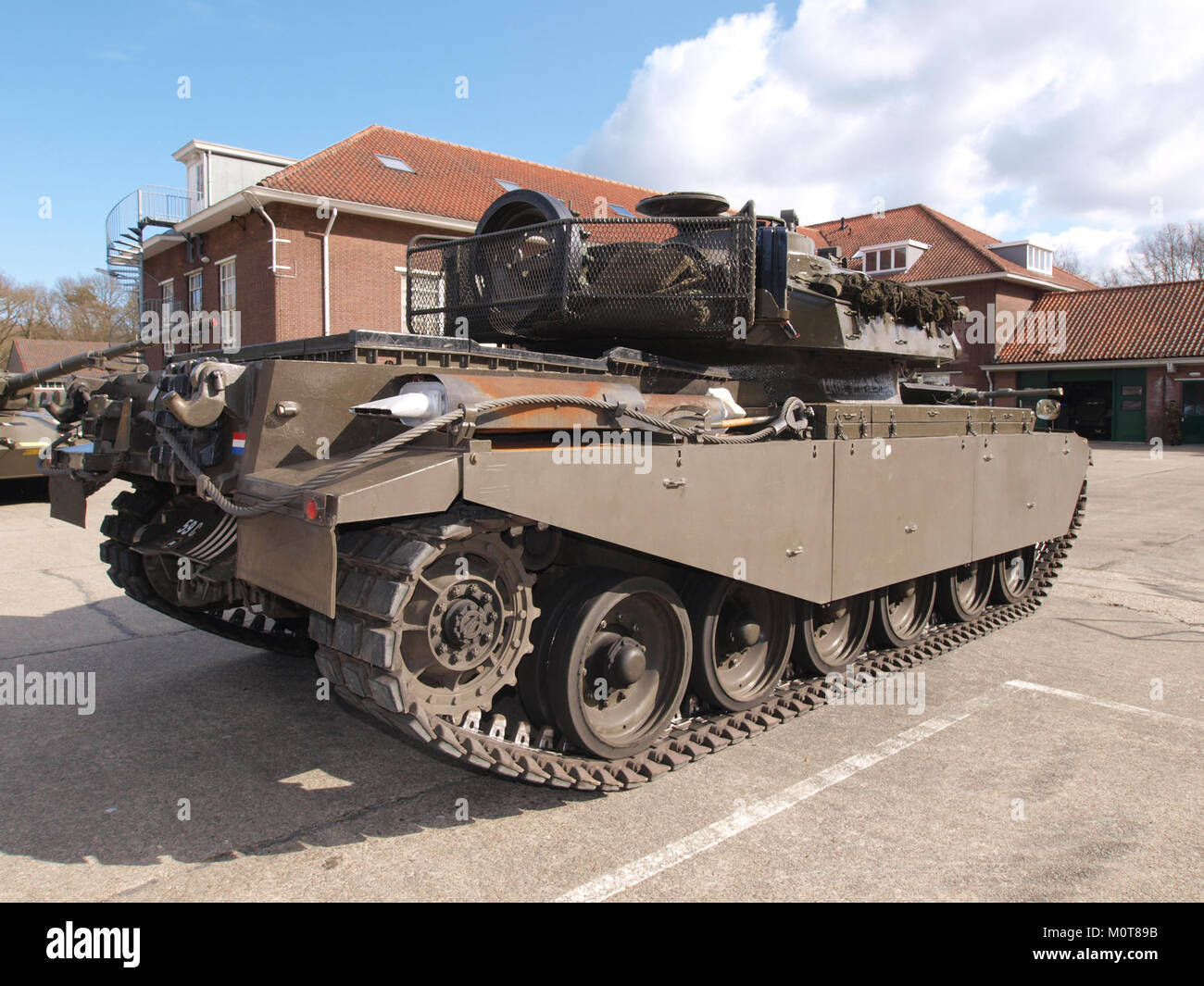 Il Centurion Mk 5 105mm è un carro armato di fabbricazione britannica presentato durante il Museumdag 2010. Si tratta di un veicolo corazzato progettato per il combattimento, che rappresenta una parte significativa della storia militare con il suo design e la sua potenza di fuoco. Foto Stock