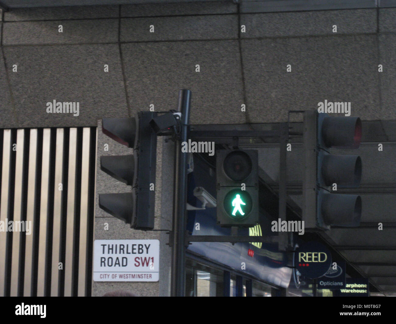 Questa immagine mostra una telecamera a circuito chiuso a Londra, parte dell'esteso sistema di sorveglianza della città utilizzato per la pubblica sicurezza e la prevenzione della criminalità. Foto Stock