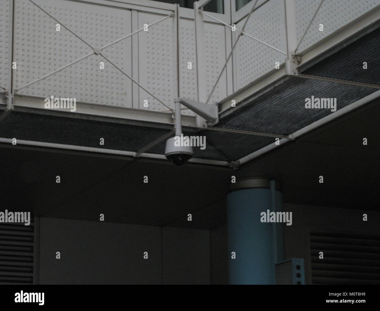 Un'immagine che mostra una telecamera a circuito chiuso a Londra, che riflette l'infrastruttura di sorveglianza e le misure di sicurezza della città. Foto Stock