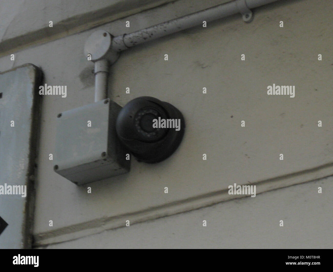 La CCTV di Londra cattura i sistemi di sorveglianza della città, mostrando la presenza diffusa di telecamere utilizzate per la sicurezza e il monitoraggio degli spazi pubblici in tutta la capitale. Foto Stock