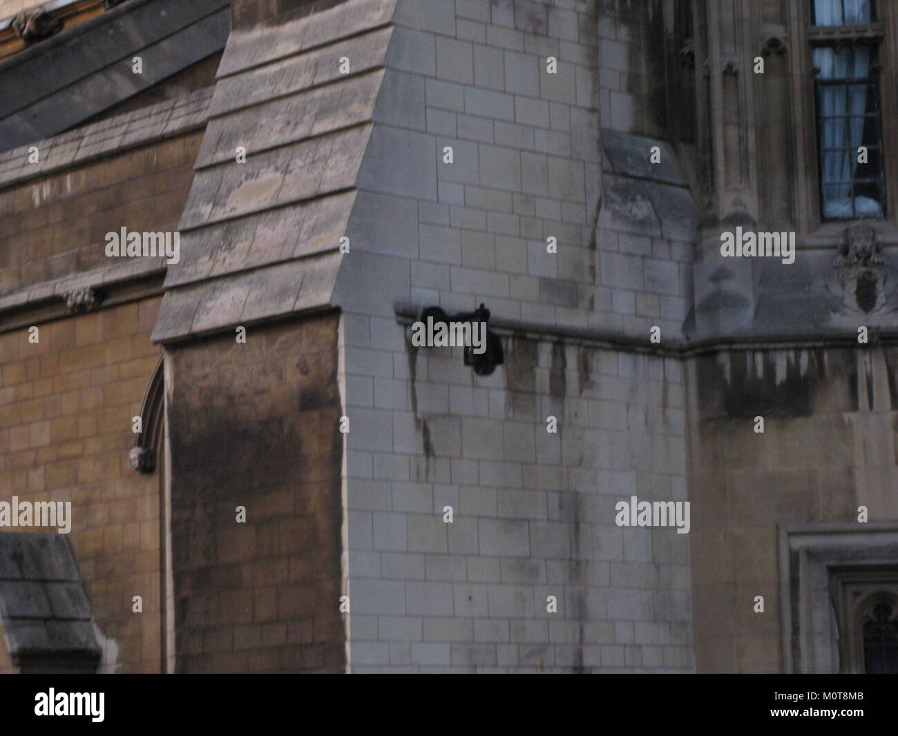 Questa immagine cattura l'uso di telecamere a circuito chiuso a Londra, mostrando l'ampio sistema di sorveglianza della città, che è uno dei più grandi al mondo. Foto Stock