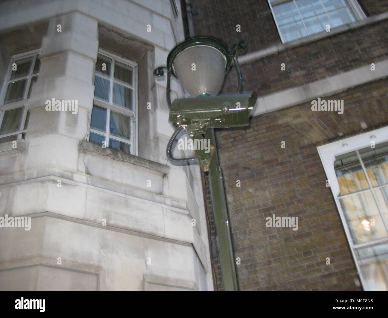 Questa immagine mostra una telecamera a circuito chiuso a Londra, che illustra l'estesa rete di sorveglianza della città. Fa parte dello sviluppo urbano in corso, concentrandosi sulla sicurezza e il monitoraggio entro i confini della città. Foto Stock