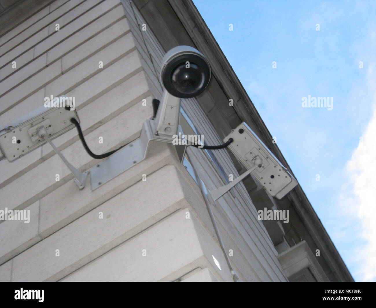 Questa immagine cattura una telecamera a circuito chiuso situata a Londra, che riflette l'uso della sorveglianza della città per la pubblica sicurezza. La diffusione della CCTV costituisce una parte significativa delle politiche di gestione e sicurezza urbana. Foto Stock