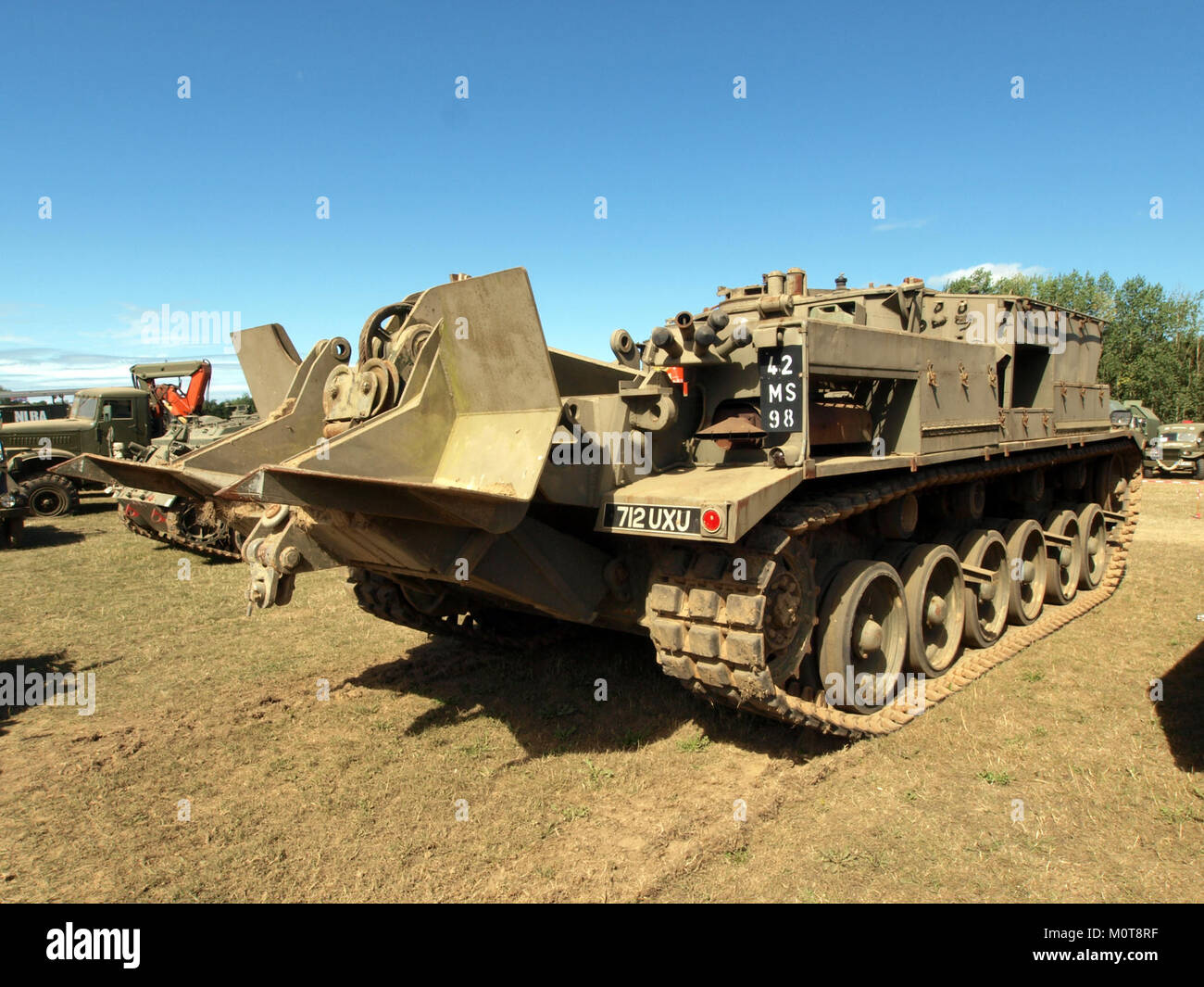 Questa immagine mostra il Centurion Recovery Vehicle, noto per la sua utilità e il suo design nelle operazioni di recupero militare. Il veicolo Centurion è spesso utilizzato nel recupero di veicoli blindati durante le operazioni militari, evidenziando il suo ruolo importante nel supporto sul campo di battaglia. Foto Stock