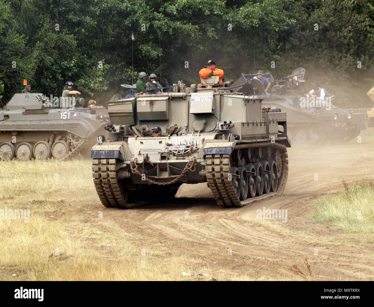 L'immagine Centurion Recovery cattura un momento di recupero del veicolo utilizzando un serbatoio Centurion. Questo potente veicolo è impiegato per operazioni di traino e recupero in ambienti militari, dimostrando la sua versatilità e robustezza. Foto Stock
