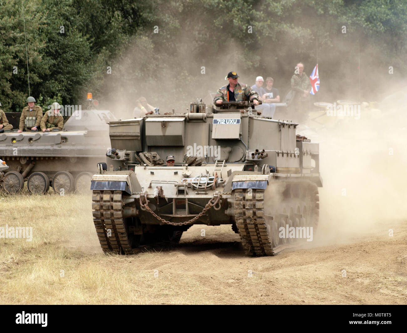 Questa immagine raffigura un'operazione di recupero di Centurion, che probabilmente comporta il recupero di un veicolo militare o commerciale. Il Centurion è un tipo di veicolo di recupero per impieghi gravosi utilizzato per scopi militari e industriali. Foto Stock