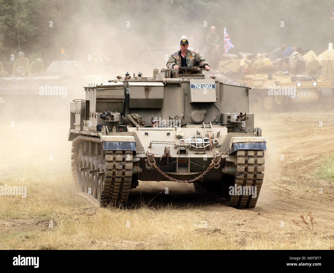 Il PIC-017 di Centurion Recovery raffigura un veicolo militare utilizzato per le operazioni di recupero. Il Centurion era un carro armato britannico utilizzato a metà del XX secolo, noto per le sue capacità di recupero durante e dopo il combattimento. Foto Stock