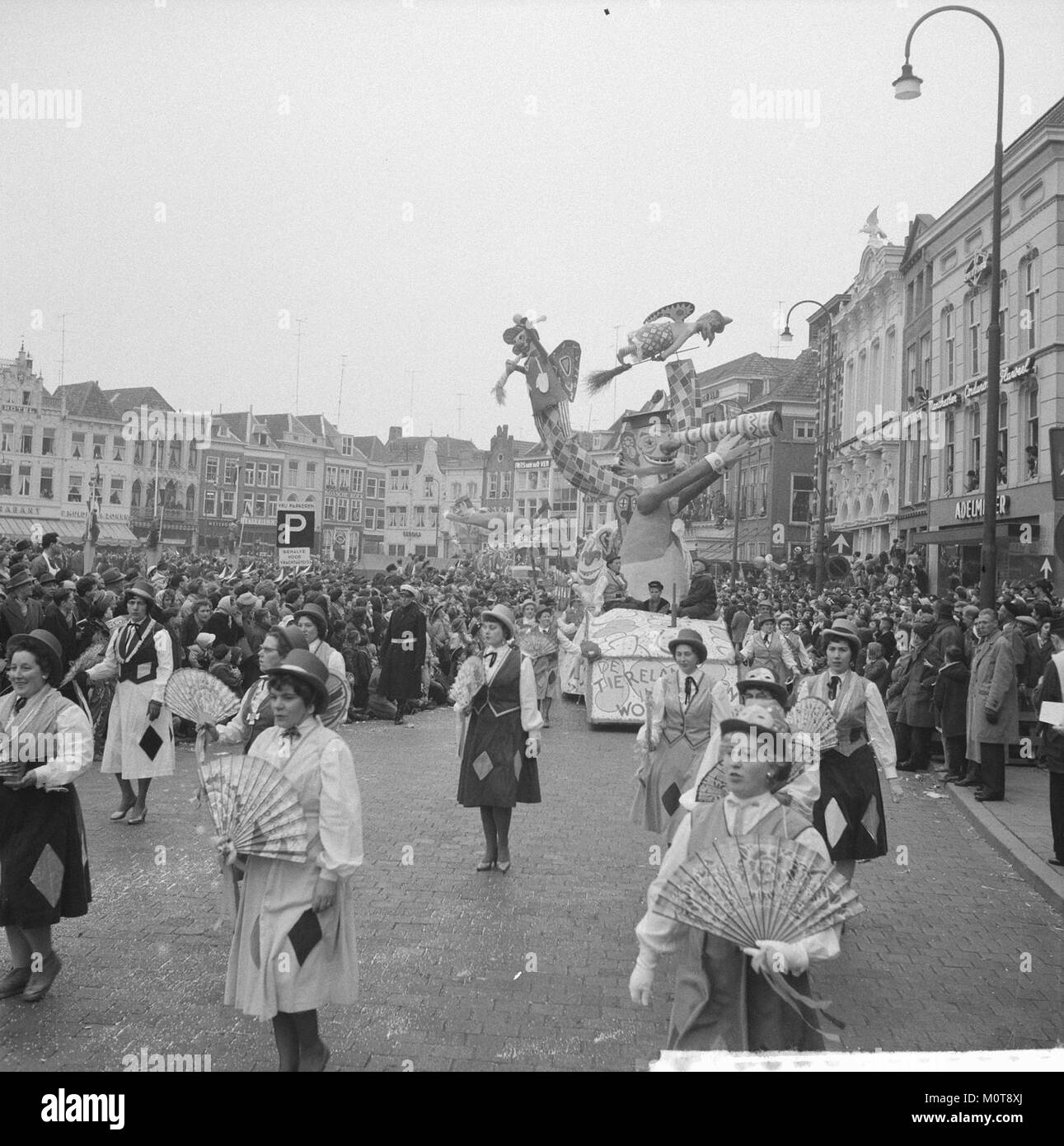 Una foto della parata del Carnaval a Den Bosch, Paesi Bassi, che mostra la vibrante tradizione culturale del festival annuale della regione. Foto Stock