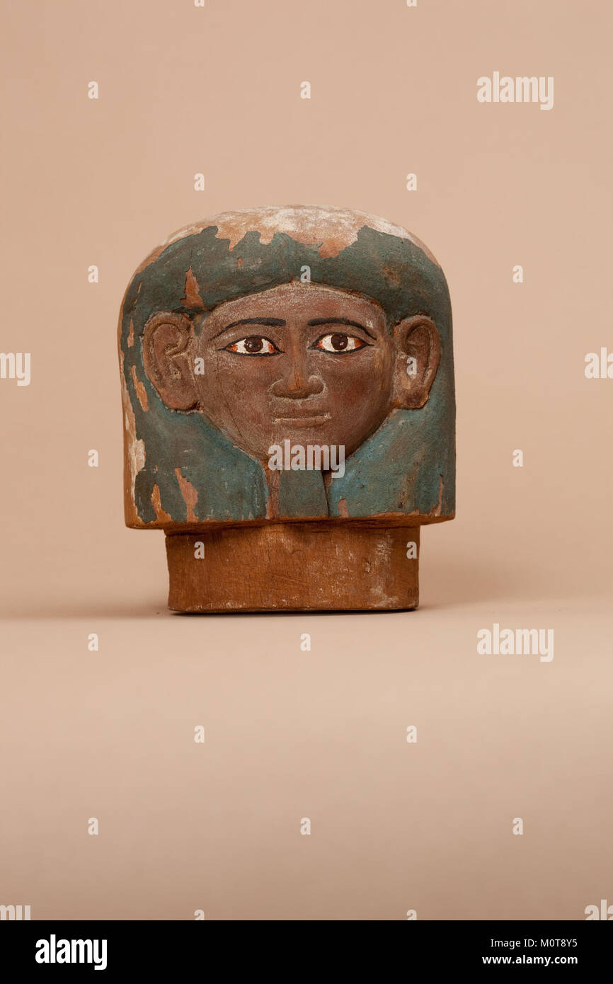 I coperchi canopici di Ukhhotep, un antico manufatto egiziano, sono elementi chiave per comprendere le pratiche di sepoltura e la conservazione dei morti in Egitto. Foto Stock