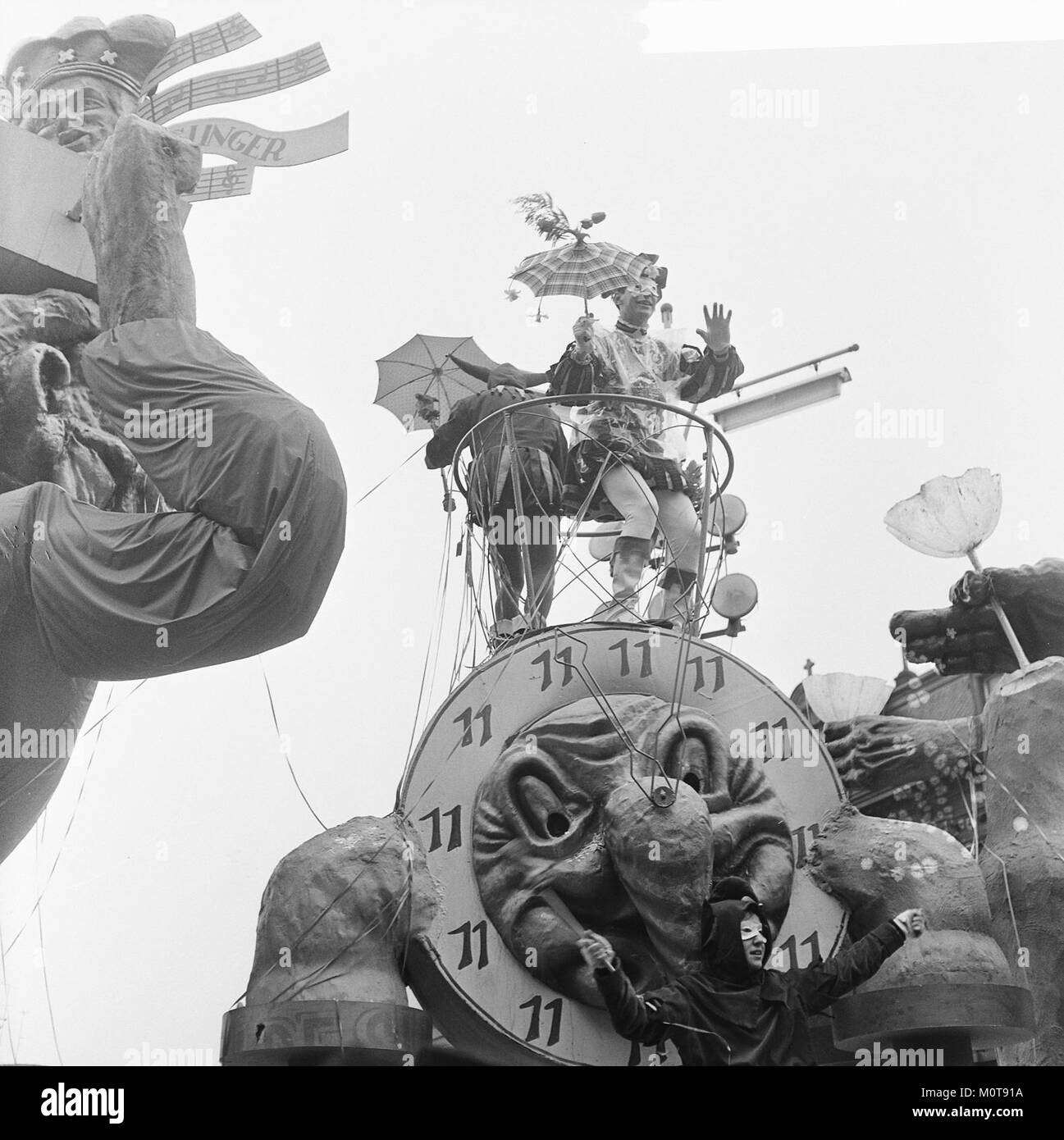 Questa immagine raffigura la celebrazione del Carnaval a Bergen op Zoom, Paesi Bassi, che mostra il vibrante evento culturale pieno di costumi, musica e attività festive che fanno parte della tradizione annuale della città. Foto Stock