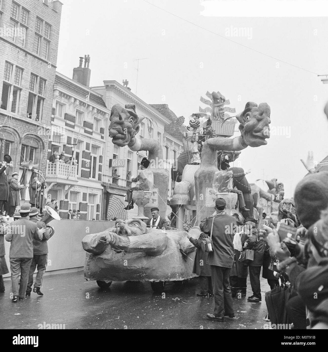 Il Carnaval di Bergen op Zoom, Paesi Bassi, è un evento annuale celebrato con sfilate, costumi e feste culturali. Questa fotografia cattura un momento vibrante del carnevale, mostrando l'atmosfera vivace. Foto Stock